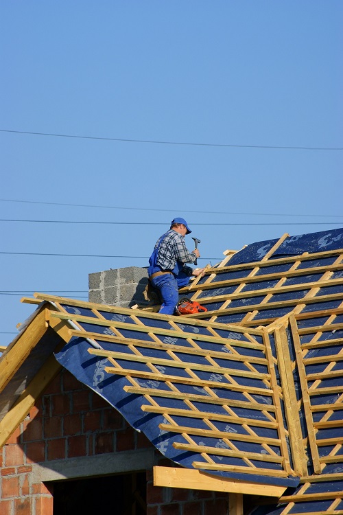 obicie łat dachu domu w Białymstoku